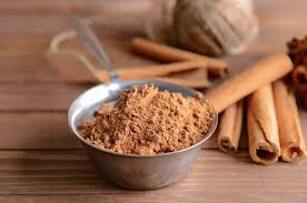 Cette épice ancienne est célébrée dans les traditions ayurvédiques pour ses nombreux bienfaits pour la santé, notamment son rôle dans le boost du métabolisme et l'aide à la perte de poids.