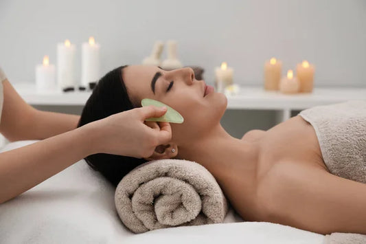 Grace au Gua Sha stimulez la microcirculation, drainez les toxines et boostez la production de collagène et d'élastine de votre visage !
