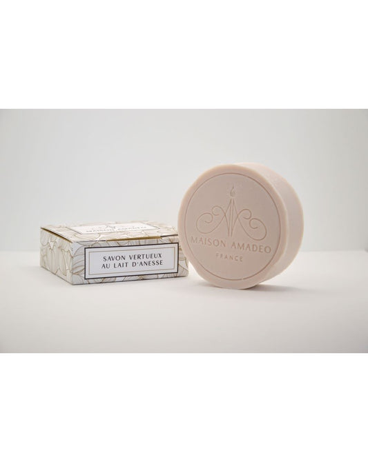 Hydratation, apaisement, anti-âge... Le savon au lait d'ânesse possède de nombreuses vertus qui en font un allié précieux pour tous les types de peaux, même les plus sensibles. Découvrez les bienfaits de ce soin naturel made in Provence