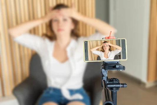 Réduction des rides et des ridules, Amélioration du teint, Fermeté de la peau, Diminution des cernes et des poches tels sont les bienfaits que peut apporter la pratique de Yoga du visage en seulement quelques minutes par jour