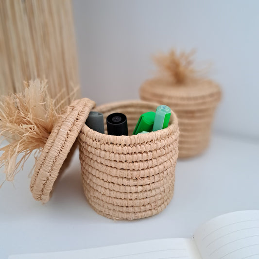 panier rond en osier fabriqué à la main au Maroc. Parfait dans une entrée pour y déposer ses clés, sur un bureau pour y mettre des crayons ou tout autre utilisation de votre choix