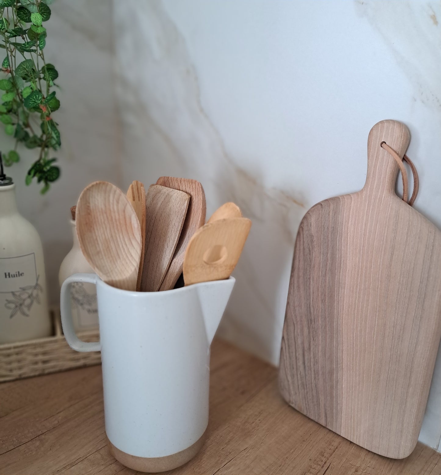 Planche à découper en bois d'olivier. Son aspect blanchi donnera du cachet à votre cuisine car elle est si belle qu'elle fera aussi un parfait objet de décoration.