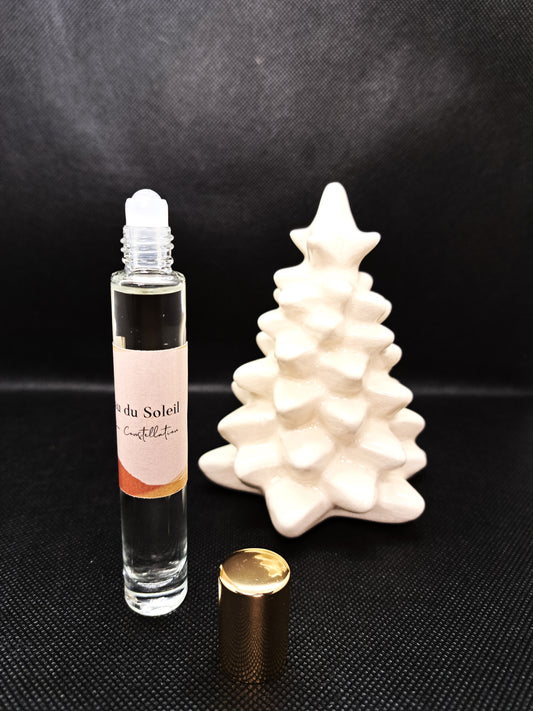 Découvrez le parfum délicat de la pivoine associé à la sensualité de la rose. Un duo de senteurs rafraichissantes qui évoque les matinées ensoleillées de Provence. Son format roll-on permet de l'avoir sous la main à tout instant. A glisser dans une trousse, une pochette ou un sac à main.