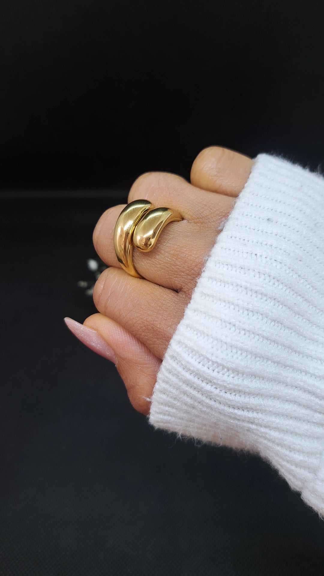 bague dorée glamour très tendance ajustable aux extrémités qui se superposent "dessus dessous". l'accessoire qui ajoute du chic à toutes les tenues. Envoyée sous 48h de nos locaux en Provence
