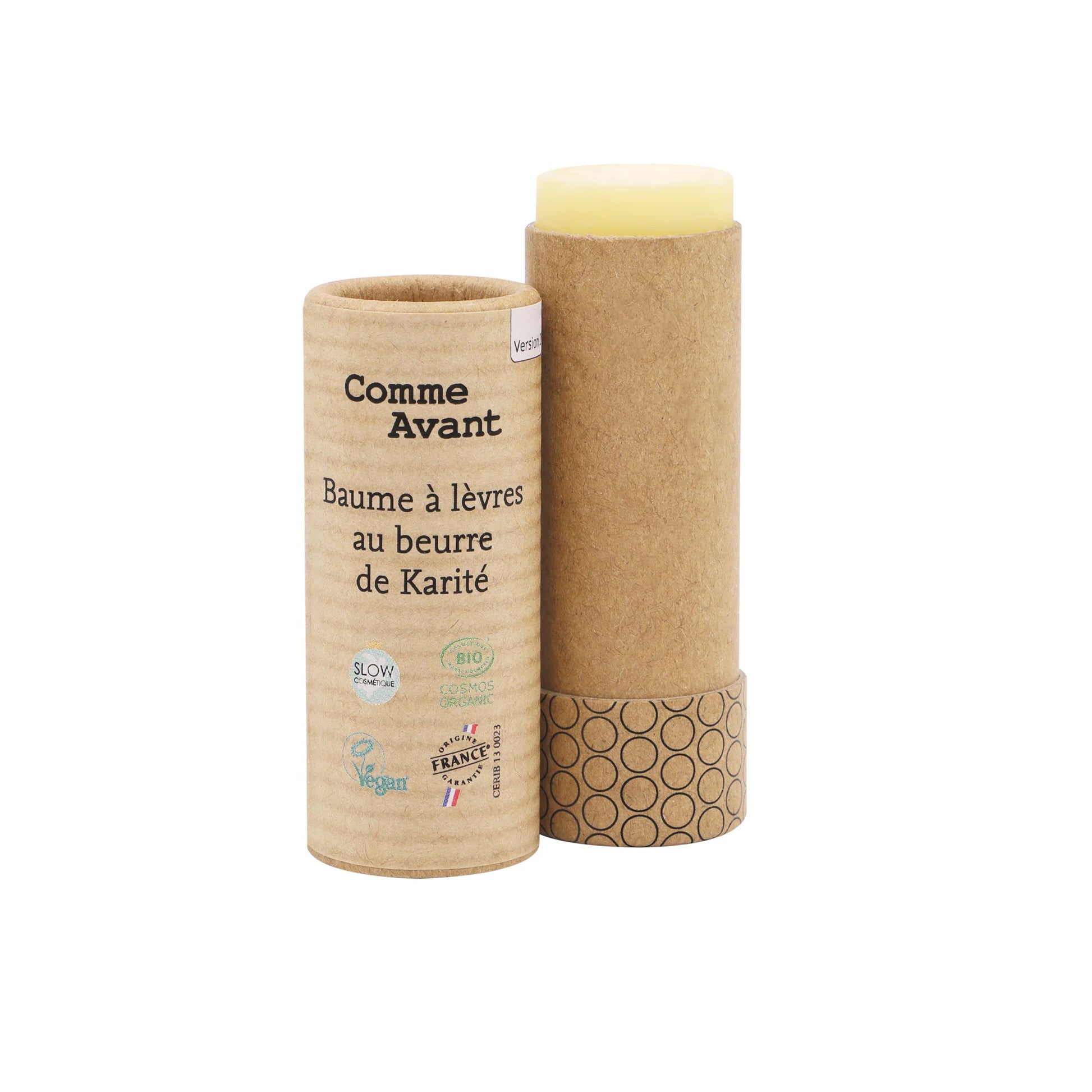 Ce baume hydratant et nourrissant bio est composé d'ingrédients 100% naturels. Idéal pour toute la famille, il  hydrate et nourrit les lèvres sèches ou abîmées. Sans colorant, sans produits de synthèse, sans huile essentielle, sans dérivé de pétrole, sans alcool, sans silicone. Son packaging en carton recyclé le rend parfait pour le voyage, il est autorisé en bagage cabine. Essayer c'est l'adopter !