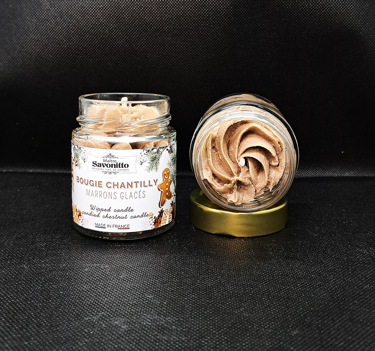 Retrouvez l'odeur de Noël dans une bougie. Maison Mynéal vous propose de découvrir cette édition limitée à l'aspect onctueux et à l'odeur gourmande de marrons glacés.