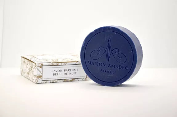 Fabriqué de manière artisanale à Aubagne, ce savon surgras est enrichi en beurre de karité bio issu du fruit de l'arbre de karité. Il hydrate et nourrit intensément votre peau, la laissant douce et souple.
Sans sulfate, sans parabène et sans silicone, notre savon est respectueux de votre peau et de l'environnement. Son délicat parfum de belle de nuit vous enveloppera d'une douce fragrance florale.