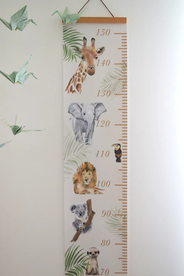 Parce qu'ils veulent toujours savoir s'ils ont grandi, Maison Mynéal a sélectionné cette toise aux tons naturels pour mesurer vos enfants et décorer leur chambre avec douceur. Cette toise en toile cirée 100% polyester, qui représente les animaux de la savane, permet de mesurer les enfants de 70cm à 150cm - Vous pouvez directement écrire dessus. Support en bois aimanté, cordon en cuir.