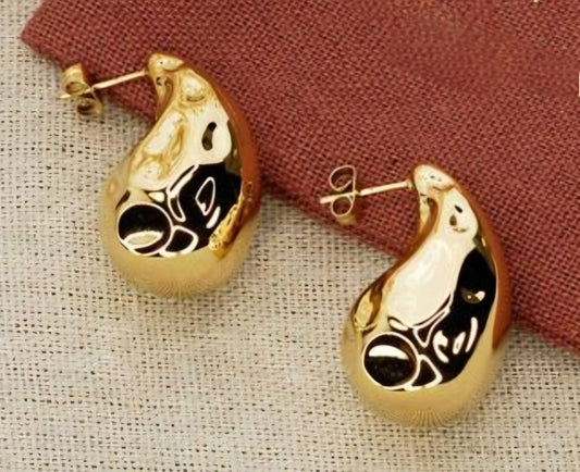 Bijoux tendances du moment ces boucles d'oreilles en forme de gouttes d'eau sont les accessoires incontournables du moment sur Tik Tok et les autres réseaux sociaux. Pour un look décontracté ou chic, leur aspect martelé apportera les petit plus qui fait toute la différence ! Disponibles en doré ou argenté elles sont en acier inoxydables, un matériaux solide et hypoallergénique.