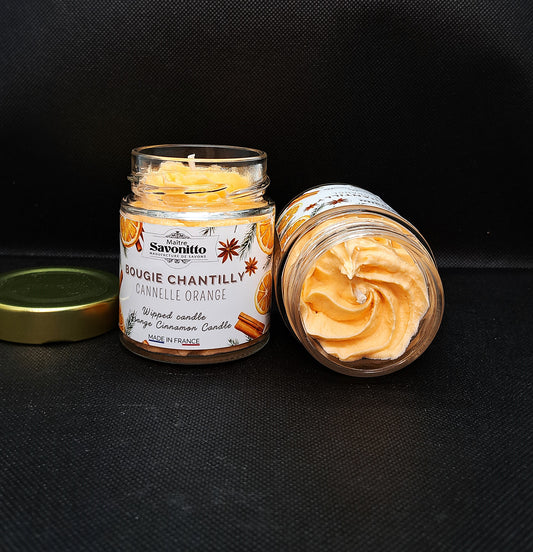 Une bougie végétale fabriquée dans le sud de la France aux senteurs qui ouvrent l'appétit ! Découvrez la Bougie aspect Chantilly senteur Cannelle Orange, un parfum  gourmand et réconfortant