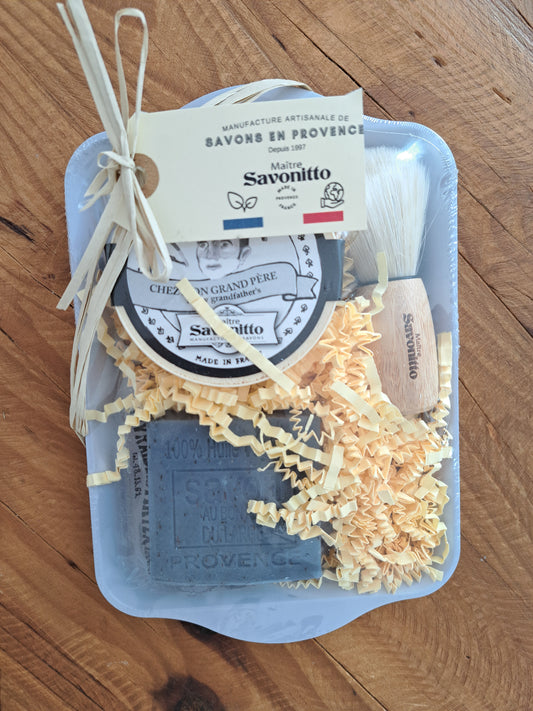 Le coffret pour homme à offrir ou  simplement pour se faire plaisir et prendre soin de sa barbe et de sa peau au naturel. Ce coffret contient un savon exfoliant pour enlever les peaux mortes et désincruster les poils incarnés, un savon doux et mousseux pour une barbe saine et douce, et un blaireau avec un manche en bois