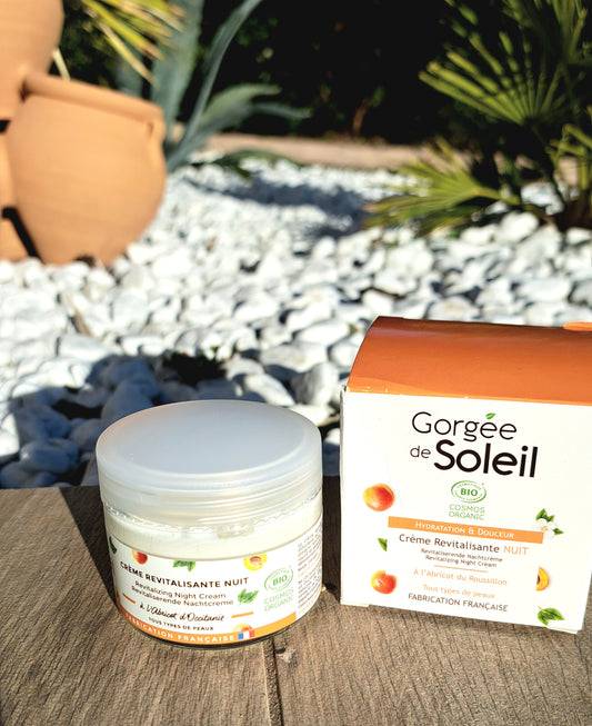 Offrez à votre peau le cadeau d'une nuit de rêve avec la Crème Revitalisante Nuit "Gorgée de Soleil".  cette crème à la texture riche et légère pénètre rapidement sans laisser de film gras. Pour un effet bonne mine dès le réveil
