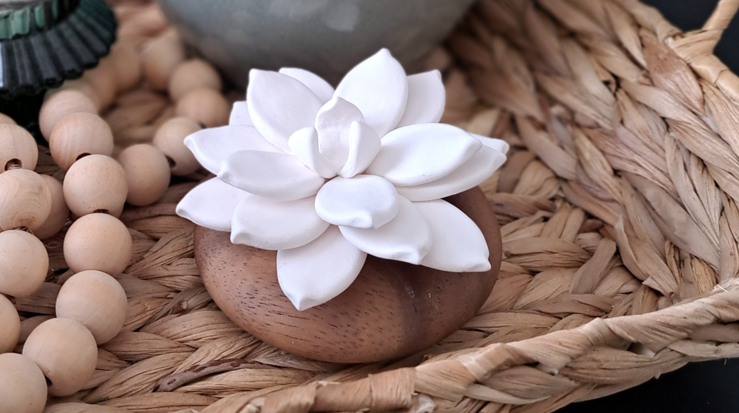 Diffuseur original en bois d'acacia avec sa délicate fleur en porcelaine. Le cadeau idéa pour se démarquer et offrir le luxe du fait mainl pou se démarquer des