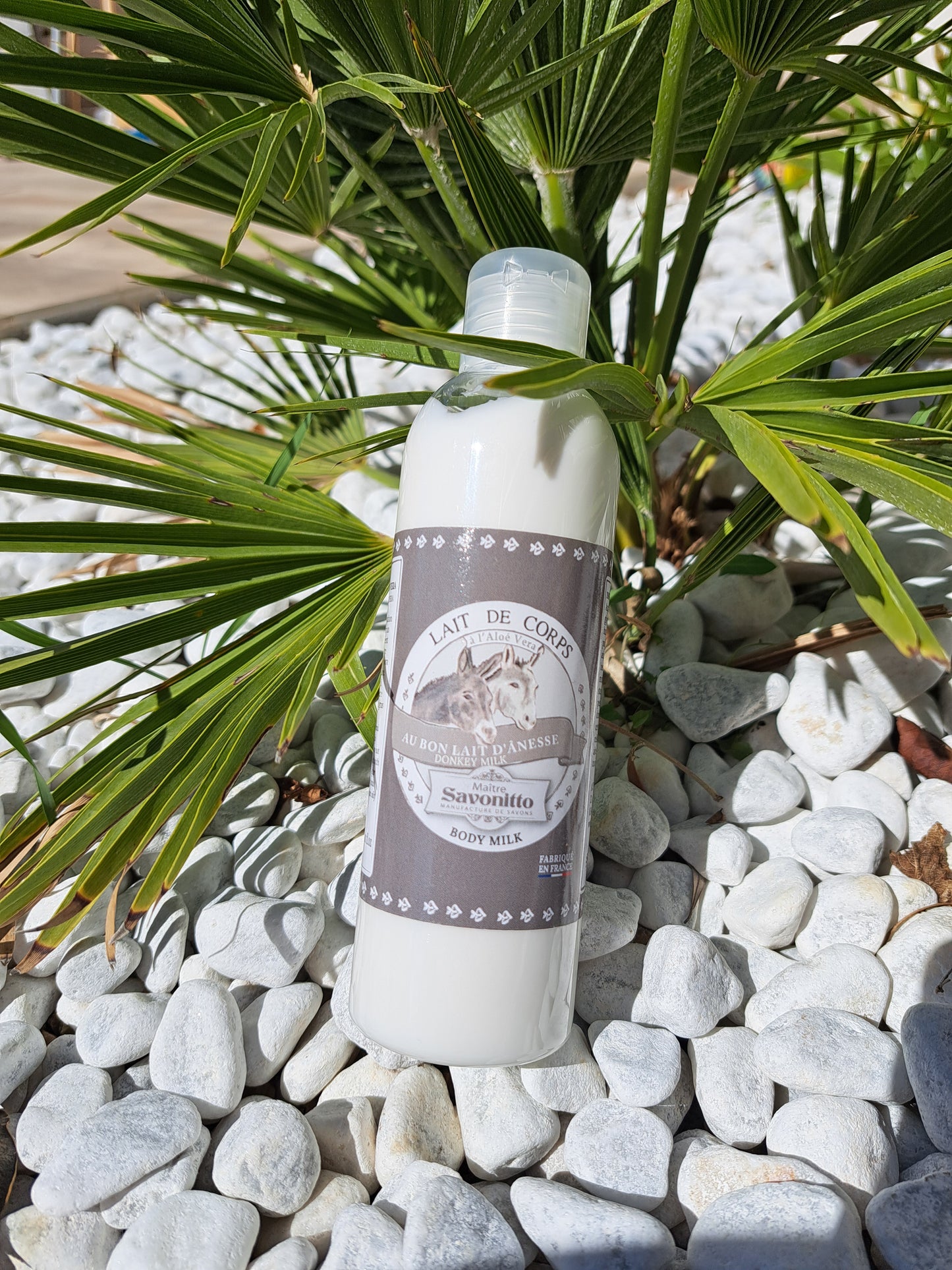 Ce lait pour le corps au lait d'ânesse est spécialement formulé pour les peaux sensibles, irritées ou sujettes aux rougeurs. Il nourrit, apaise et restaure la barrière cutanée.
Contenant 98,42% d'ingrédients d'origine naturelle, il hydrate intensément et soulage les tiraillements