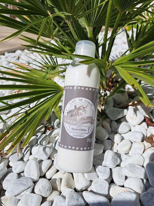 Ce lait pour le corps au lait d'ânesse est spécialement formulé pour les peaux sensibles, irritées ou sujettes aux rougeurs.  Il nourrit, apaise et restaure la barrière cutanée. 
Contenant 98,42% d'ingrédients d'origine naturelle, il hydrate intensément et soulage les tiraillements