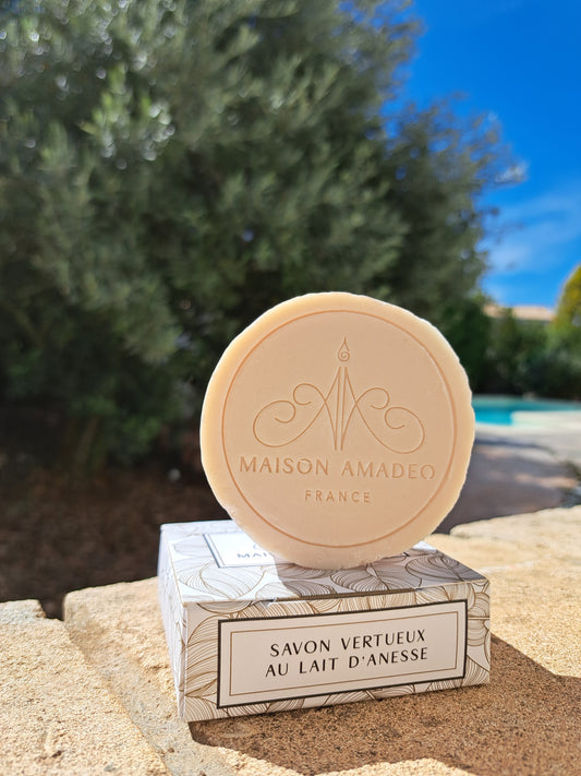 Le savon au lait d'ânesse est un soin cosmétique naturel et multi-bénéfique qui prend soin de la peau en douceur et efficacement. Il est un allié précieux pour une peau saine, belle et hydratée. Fabriqué à Aubagne, dans le sud de la France, ce savon est sans sulfate, sans silicone et sans paraben