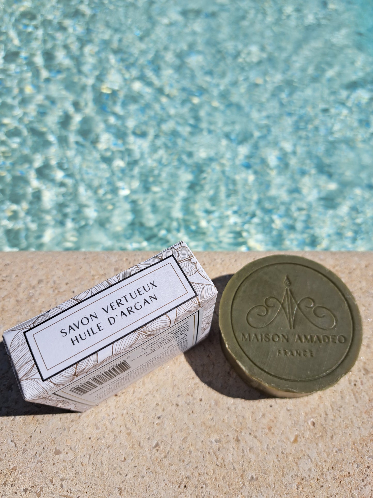 Découvrez notre savon artisanal naturel à l'huile d'argan. produits d'exception. Son action hydratante réconforte les peaux sèches et prévient l’apparition des rides. Il laisse la peau douce, assouplie et hydratée.