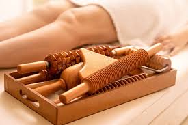 La madérothérapie est une technique de massage ancestral qui utilise des outils en bois. Ces outils, sculptés à la main, permettent de réaliser des massages profonds et personnalisés, ciblant les zones à traiter.