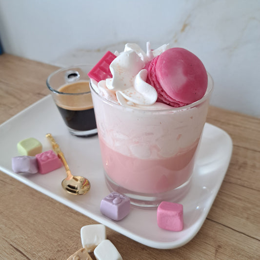 70h de combustion et de plaisir avec cette bougie gourmande aux doux tons roses et blanc qui sent bon le chocolat et le macaron à la fraise. Une bougie française faite à la main au véritable parfum de Grasse et 100% végétale