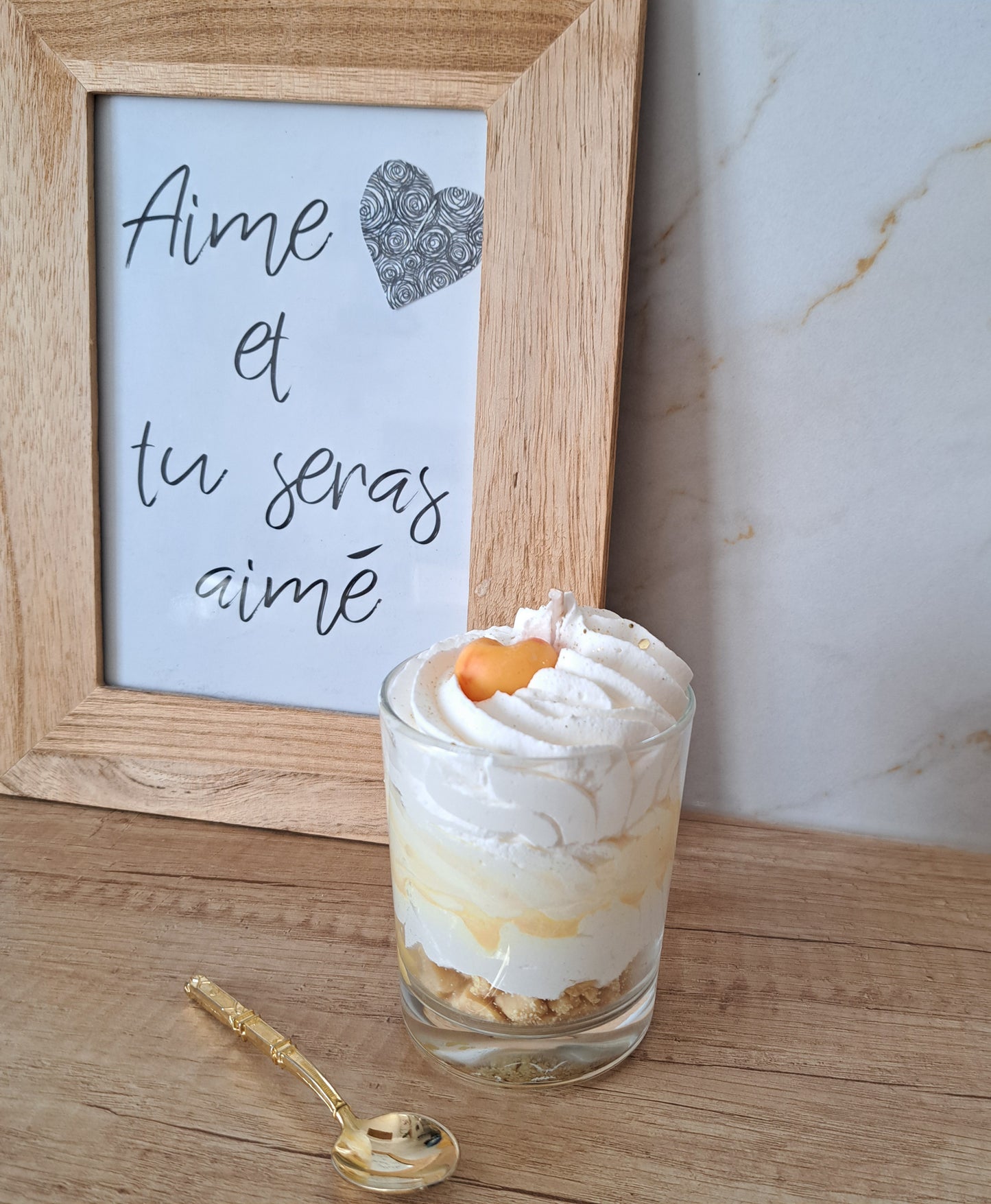 Découvrez notre bougie gourmande Mirabelle aux senteurs fraiches et  estivales  ! Elle ressemble à s'y méprendre à un tiramisu mais attention à ne pas croquer dedans, nos bougies ne sont pas comestibles !