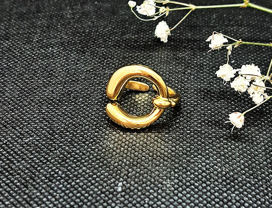 Jolie bague tendance en forme de cercle. Ajustable, elle conviendra à toutes les mains et à tous les doigts! En acier inoxydable elle ne craint pas l'eau et est parfaite pour les peaux sensible puisqu'elle est hypoallergénique. Un beau cadeau à offrir ou pour se faire plaisir