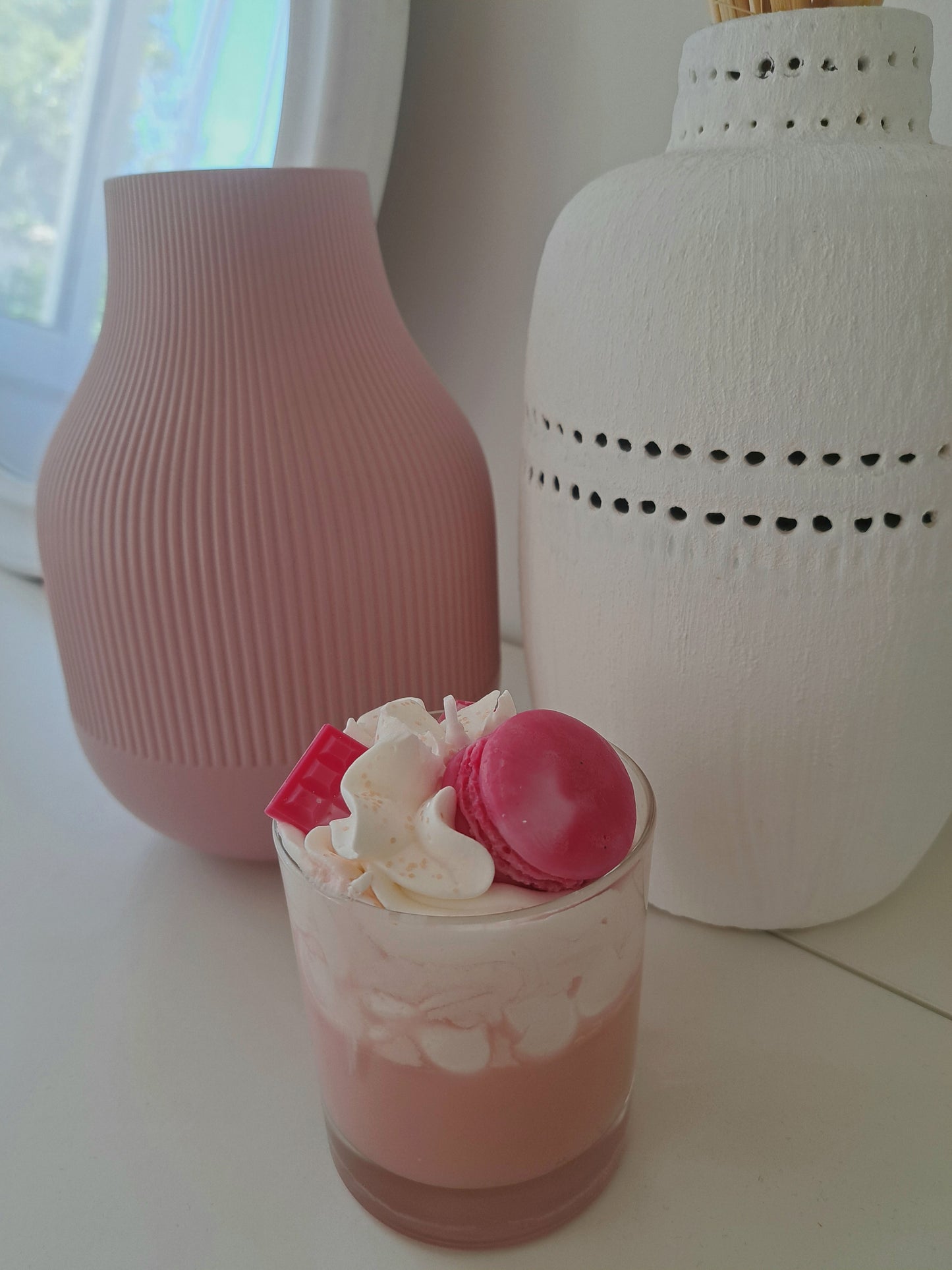 Maxi Gourmandise Kerze „Macaron/Rosa Schokolade“ 