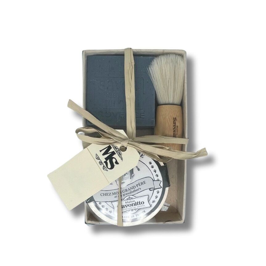 Faites plaisir à coup sur avec ce coffret cadeau de soins naturels pour homme. Un savon artisanal et hydratant pour la barbe, un blaireau en bois à poils doux et un savon exfoliant pour éviter les poils incarnés !