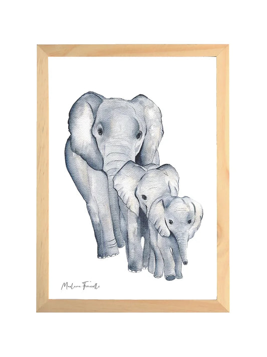 Créer un univers doux et rassurant pour votre enfants avec cette jolie aquarelle  réalisée par une artiste provençale. Elle représente sur fond blanc, une famille de 3 éléphants, du plus petit au plus grand.  Impression sur papier texturé de 250 grammes. Livrée dans un cadre en bois brut à poser ou à accrocher, vitre de protection en plexiglass au format A3.