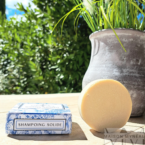 Découvrez notre shampoing solide 100% naturel, parfait pour toute la famille ! Il nettoie en douceur et nourrit tous les types de cheveux. Fabriqué artisanalement en Provence, il est le choix idéal pour une routine beauté saine et respectueuse de l'environnement.