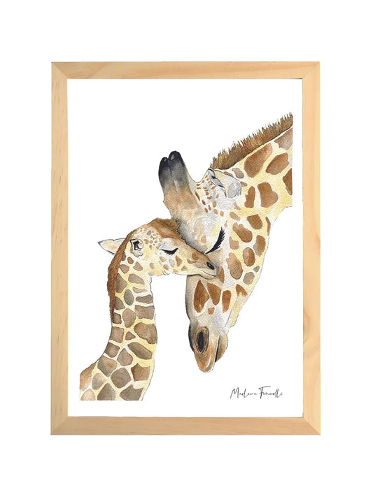 Créer un univers doux et rassurant pour votre enfant avec cette jolie aquarelle réalisée par une artiste provençale. Elle représente sur fond blanc, une famille composée de 2 girafes  : 1 adulte et son petit. Impression sur papier texturé de 250 grammes. Livrée dans un cadre en bois brut à poser ou à accrocher, vitre de protection en plexiglass au format A3.