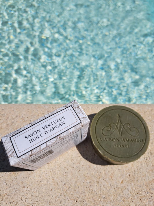 Découvrez notre savon artisanal naturel à l'huile d'argan. produits d'exception. Son action hydratante réconforte les peaux sèches et prévient l’apparition des rides.  Il laisse la peau douce, assouplie et hydratée.